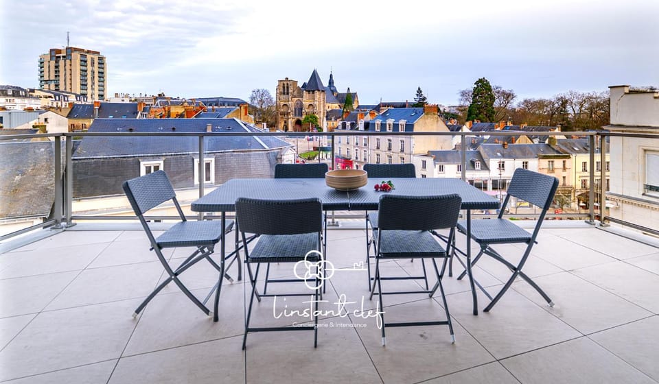 Day, Balcony/Terrace, Dining area, City view