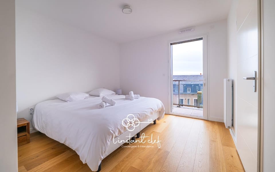 Bed, Photo of the whole room, Bedroom, towels