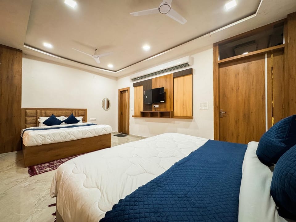 Bed, TV and multimedia, Bedroom