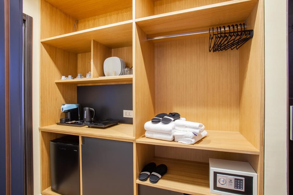 Coffee/tea facilities, minibar, wardrobe