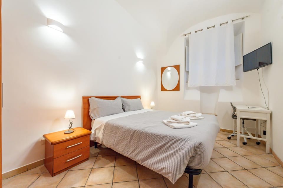 Bed, TV and multimedia, Photo of the whole room, Bedroom, towels