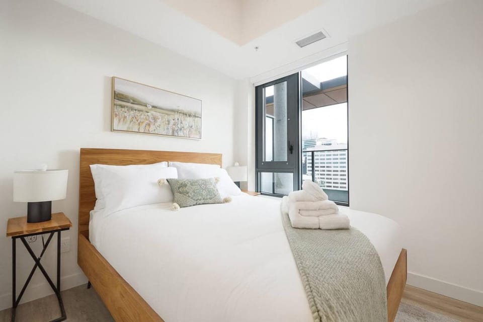 New 2BR Den Condo Gym Skyline View UG Park Apartment in Calgary