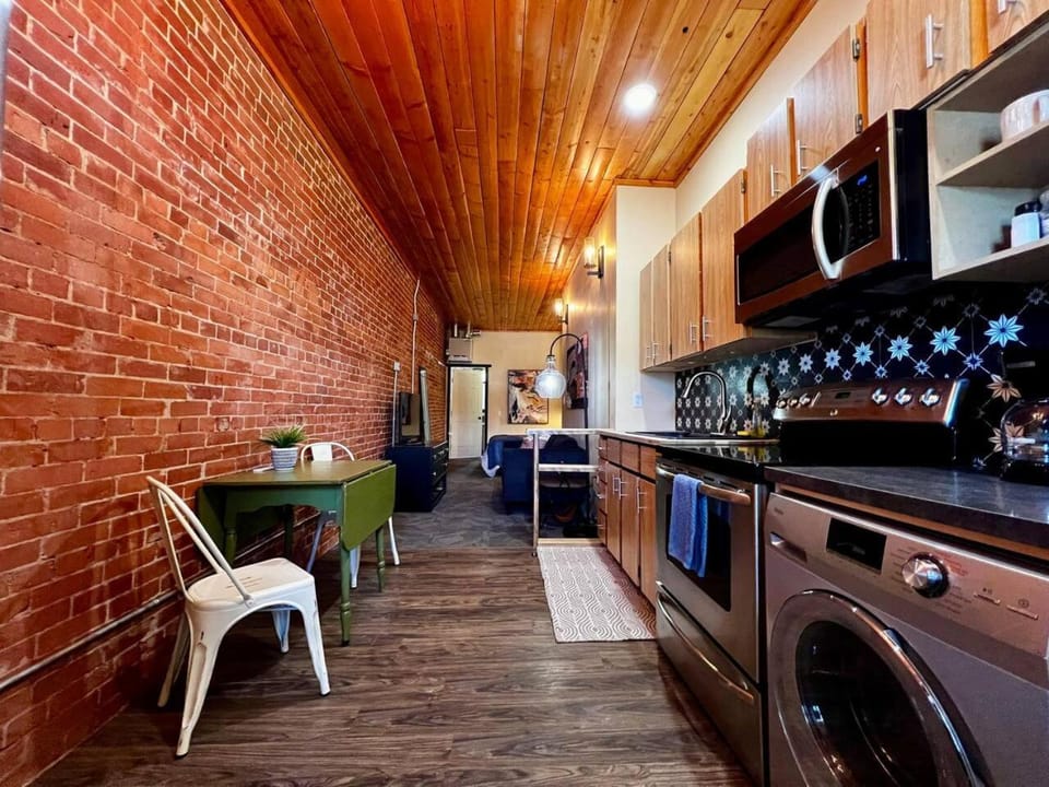 Small town motel-style stay - Unit 6 Apartment in Alberta