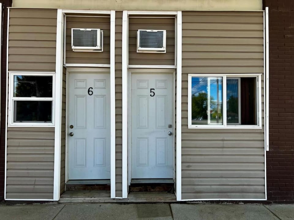 Unique motel stay on Main St - Unit 5 Apartment in Alberta