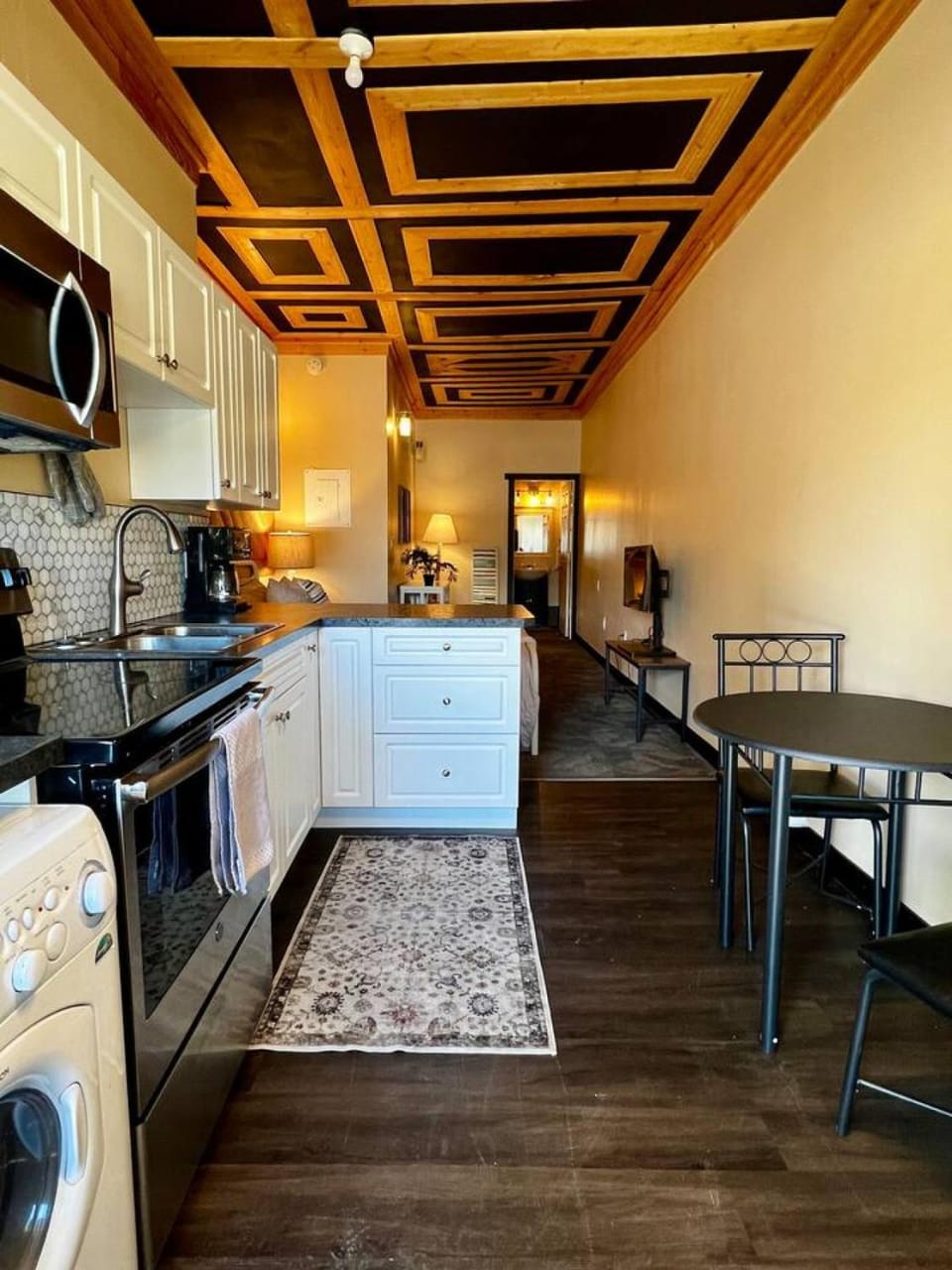 Unique motel stay on Main St - Unit 5 Apartment in Alberta