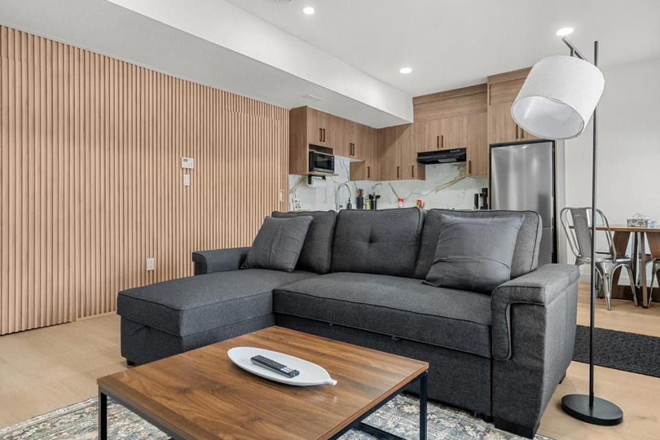 Waterfront 1BR Suite Private and Modern and Queen Bed Apartment in Airdrie
