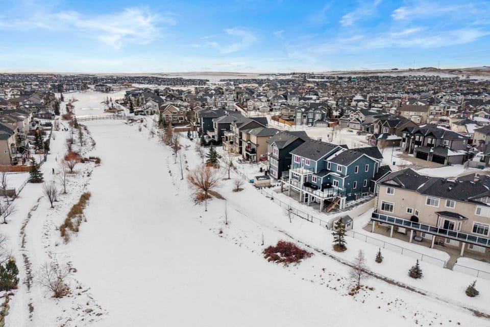 Waterfront 1BR Suite Private and Modern and Queen Bed Apartment in Airdrie