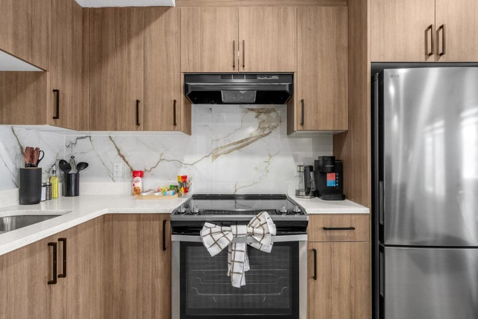 Waterfront 1BR Suite Private and Modern and Queen Bed Apartment in Airdrie