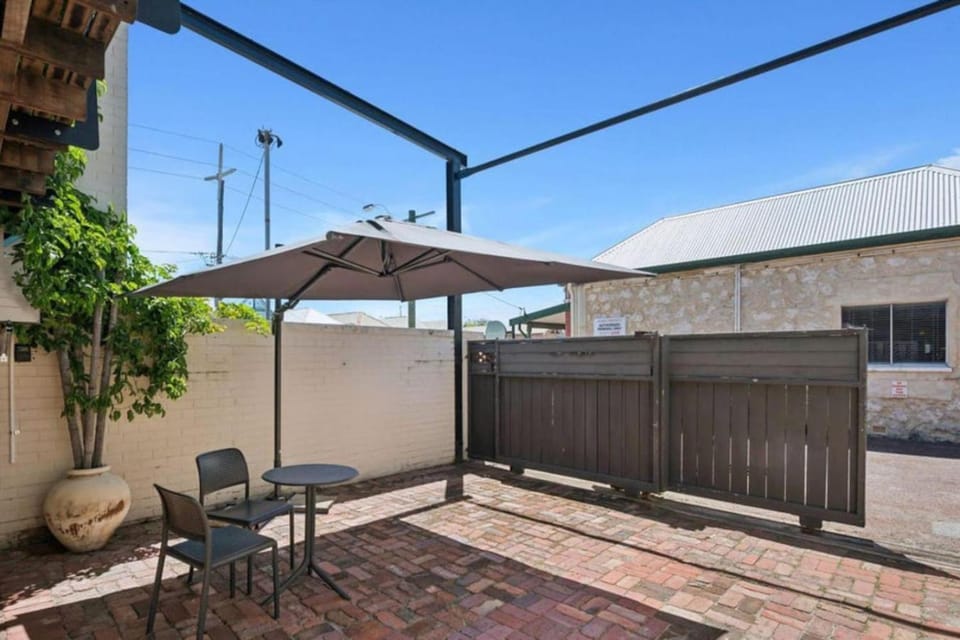Bougainvillea Lane - Heart of South Fremantle House in Perth