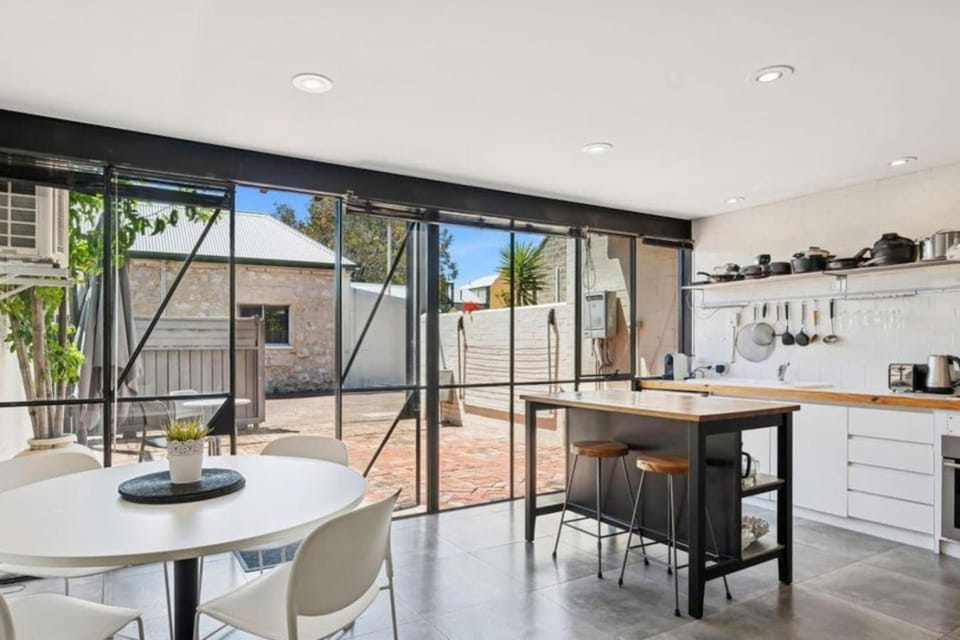 Bougainvillea Lane - Heart of South Fremantle House in Perth