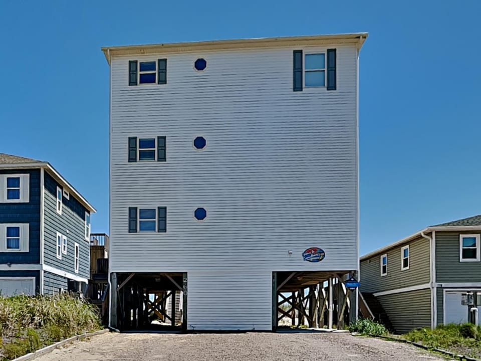 Property building, Facade/entrance, Neighbourhood, Parking