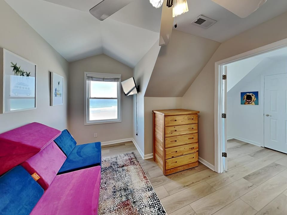 Bed, TV and multimedia, View (from property/room), Seating area, Bedroom, Sea view, furniture, wardrobe