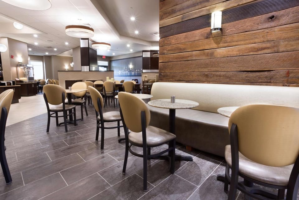 Restaurant/places to eat, Dining area, On site, Breakfast