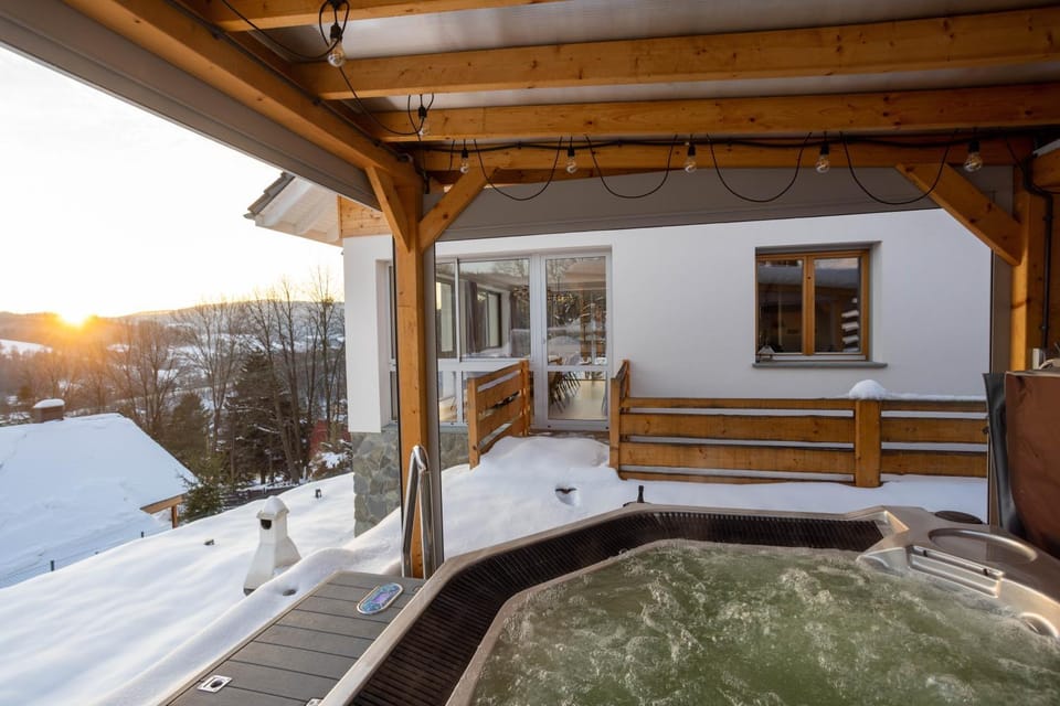 Natural landscape, Winter, Hot Tub, View (from property/room), Balcony/Terrace
