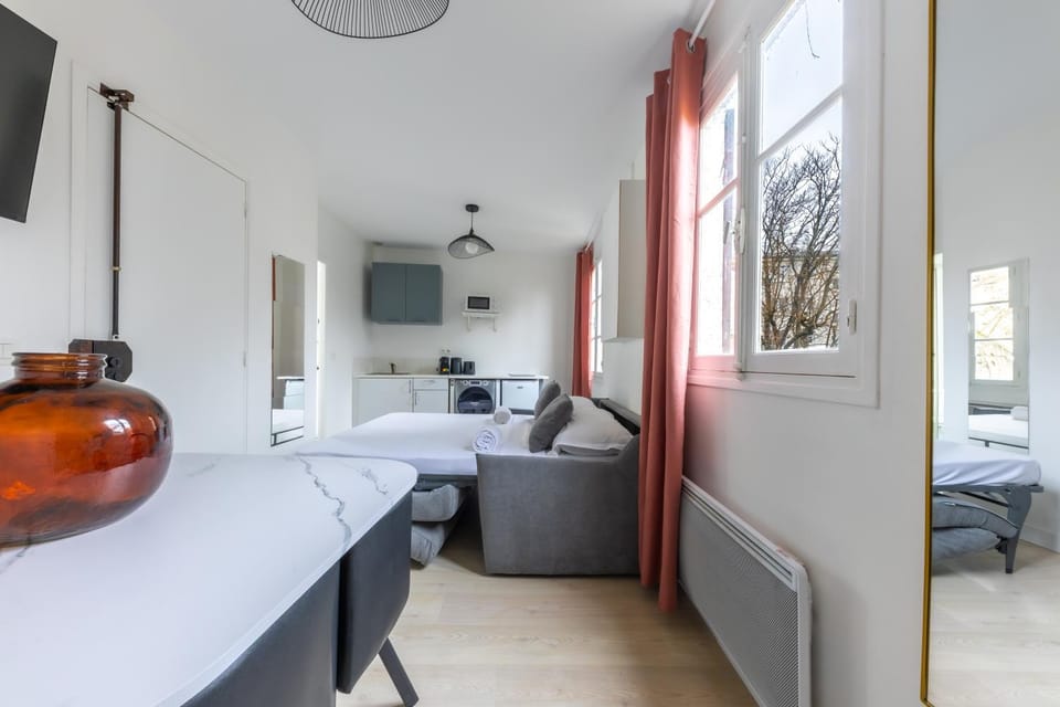 Spacious 1-Bedroom Apartment for 4, 15 min from Gare de Lyon, 3-Star Comfort Apartment in Pantin
