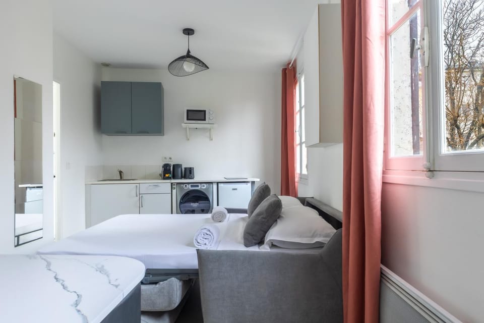 Spacious 1-Bedroom Apartment for 4, 15 min from Gare de Lyon, 3-Star Comfort Apartment in Pantin