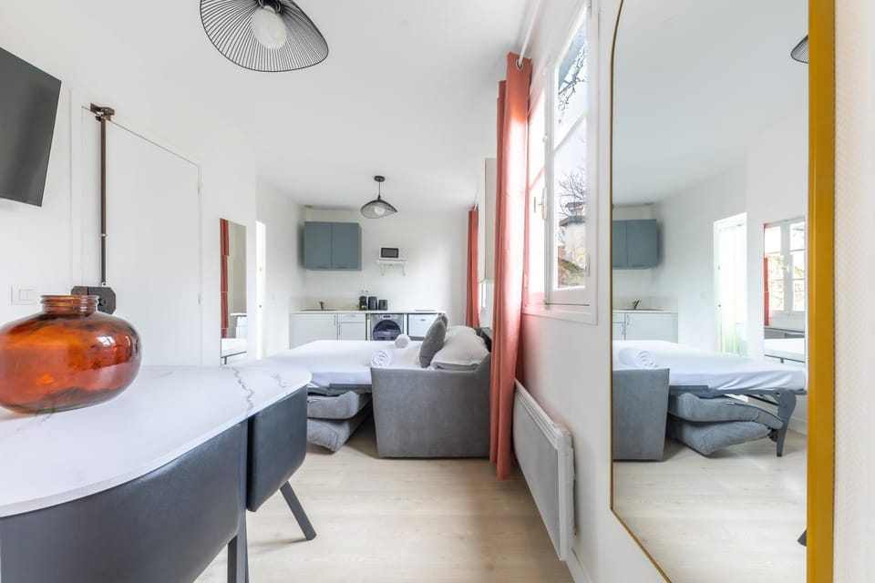 Spacious 1-Bedroom Apartment for 4, 15 min from Gare de Lyon, 3-Star Comfort Apartment in Pantin