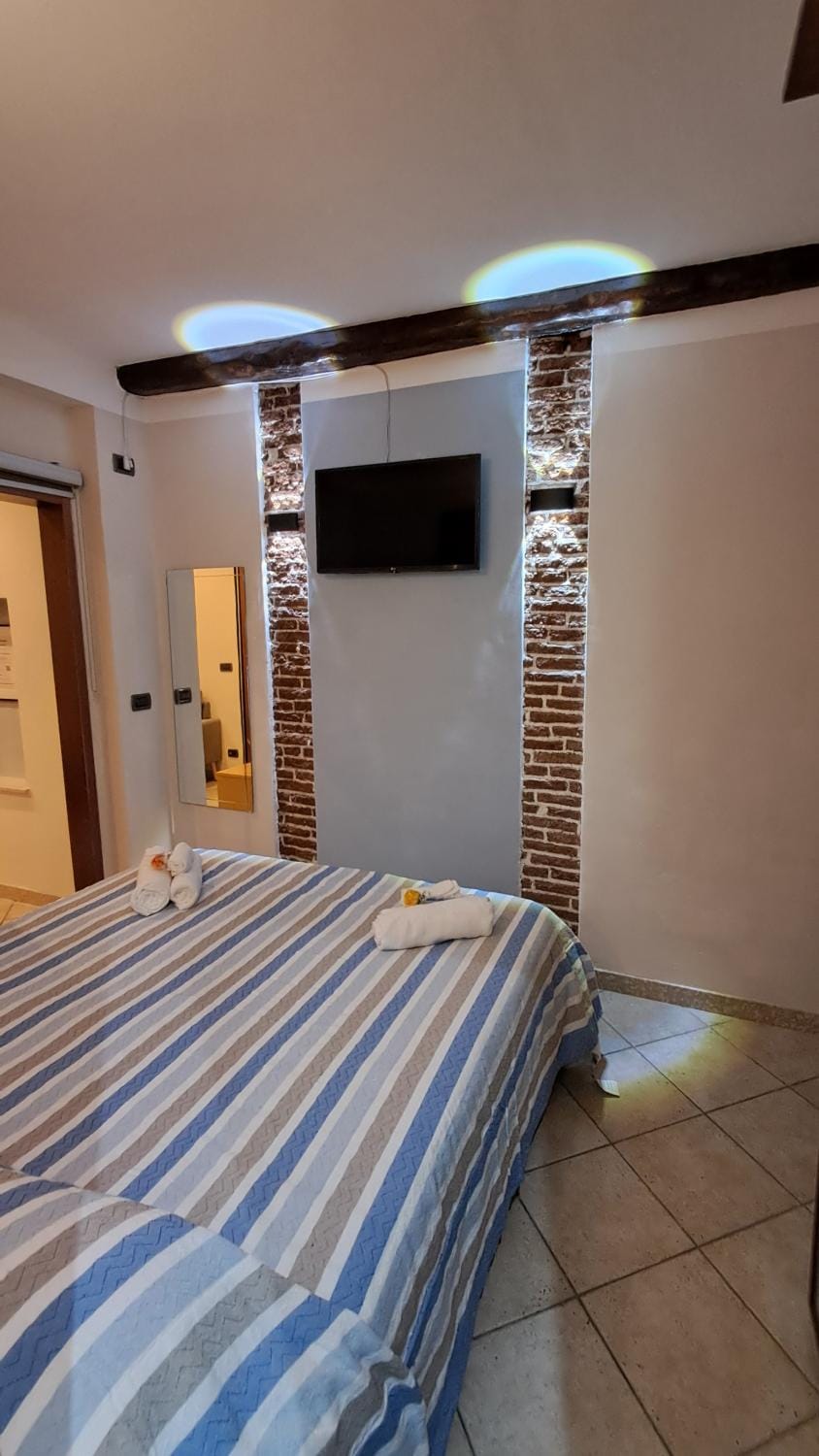 Bed, TV and multimedia, Photo of the whole room, Bedroom, heating, wardrobe