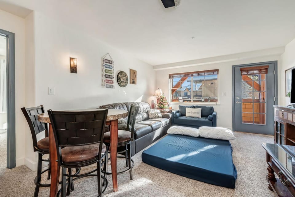 First Tracks 3206 - Walk to Gondola - Heated Pool & Hot Tubs Apartment in Steamboat Springs