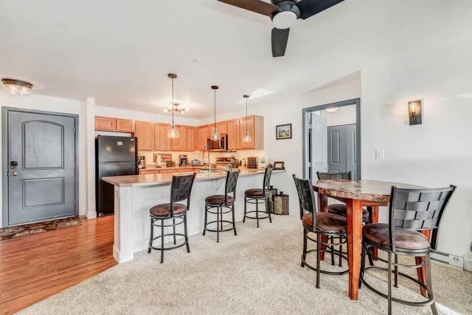 First Tracks 3206 - Walk to Gondola - Heated Pool & Hot Tubs Apartment in Steamboat Springs