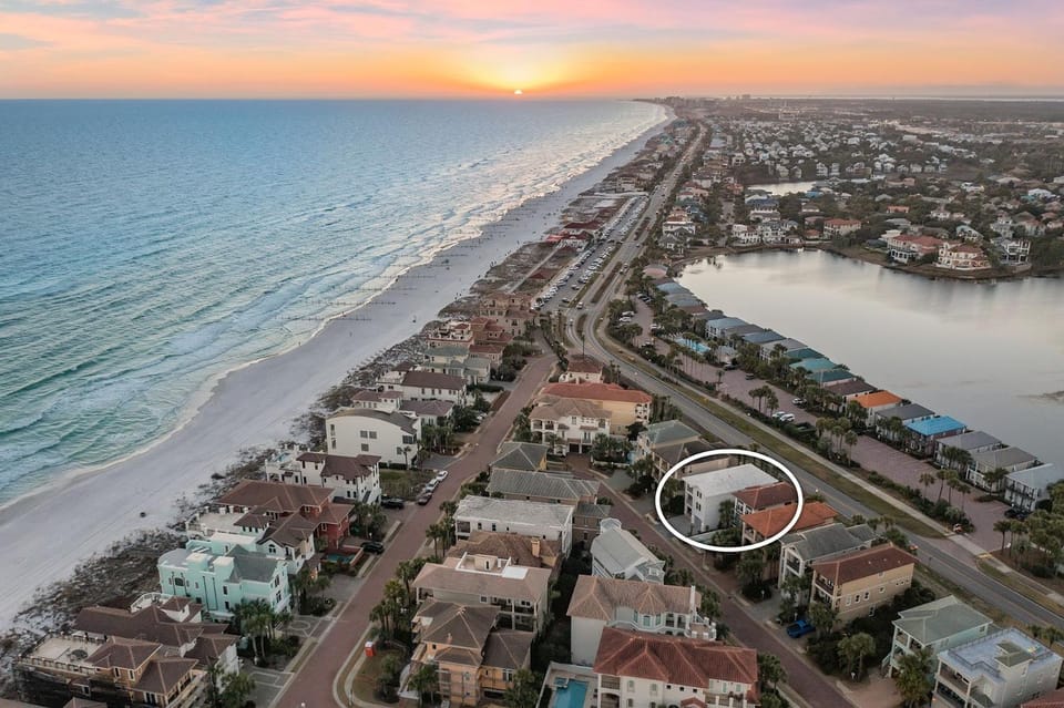 White Pearl - Modern Vacation Rental House in Destiny by the Sea with Shared Pool House in Destin