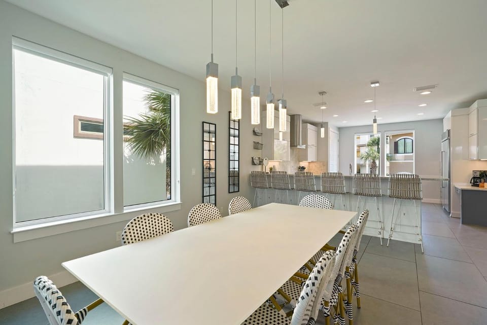 White Pearl - Modern Vacation Rental House in Destiny by the Sea with Shared Pool House in Destin
