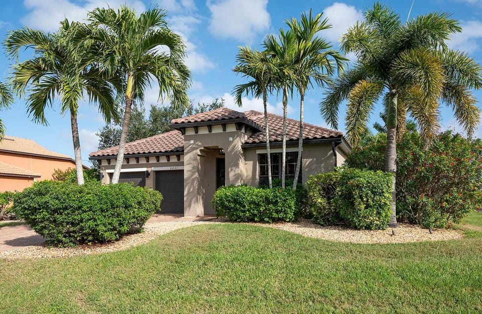 Fountain Villa - SW Neighborhood Walking Distance to Cape Harbor House in Cape Coral