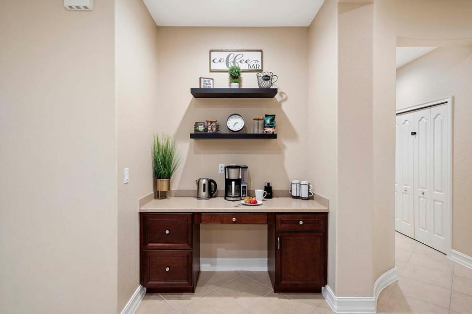 Fountain Villa - SW Neighborhood Walking Distance to Cape Harbor House in Cape Coral