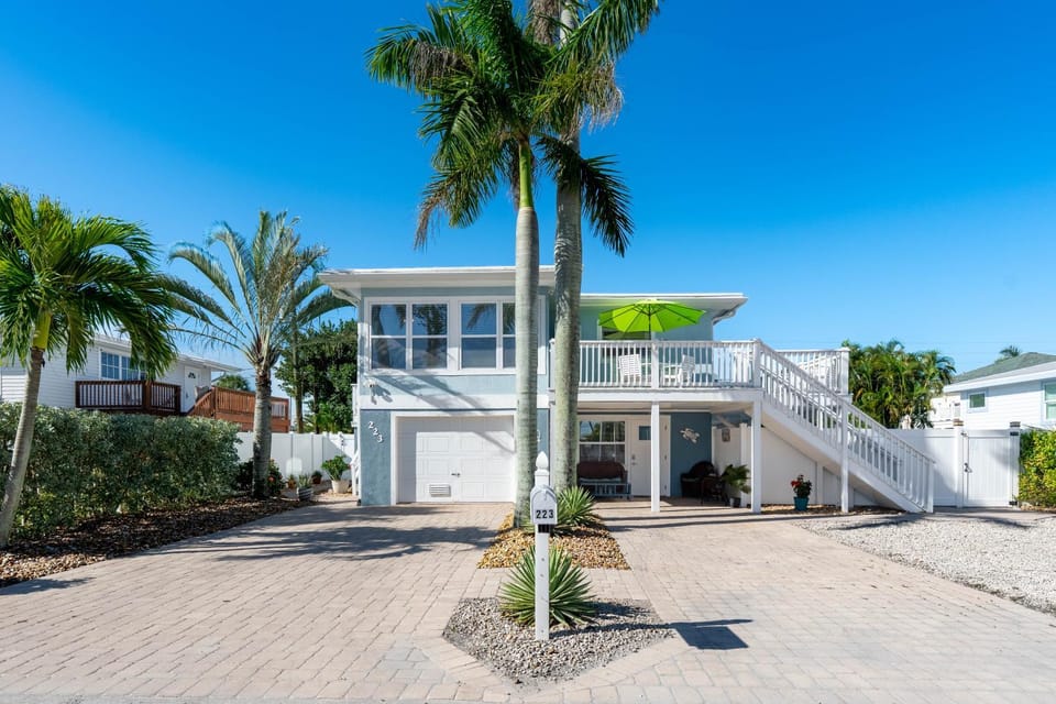 Blue Pearl Manor by Sun Palace Vacations House in Estero Island