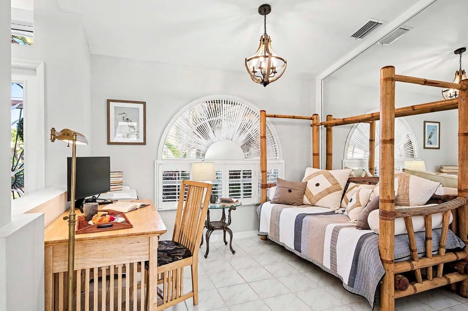 Niccola Tropical Waterfront Vacation Home Cape Coral House in Cape Coral