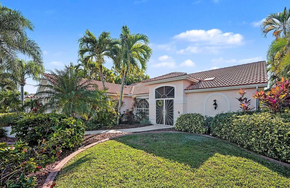 Niccola Tropical Waterfront Vacation Home Cape Coral House in Cape Coral