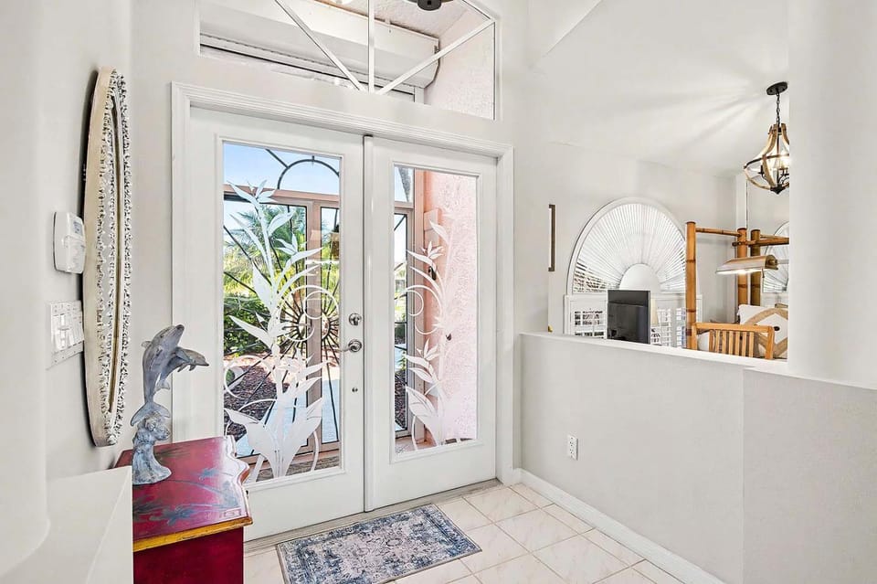 Niccola Tropical Waterfront Vacation Home Cape Coral House in Cape Coral
