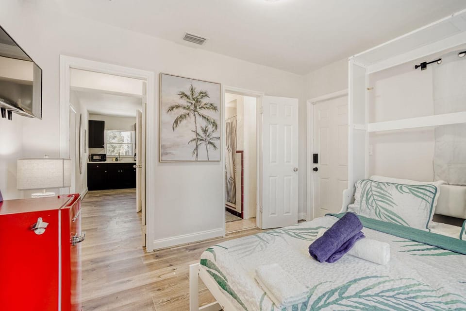 Bed, Photo of the whole room, Bedroom, towels