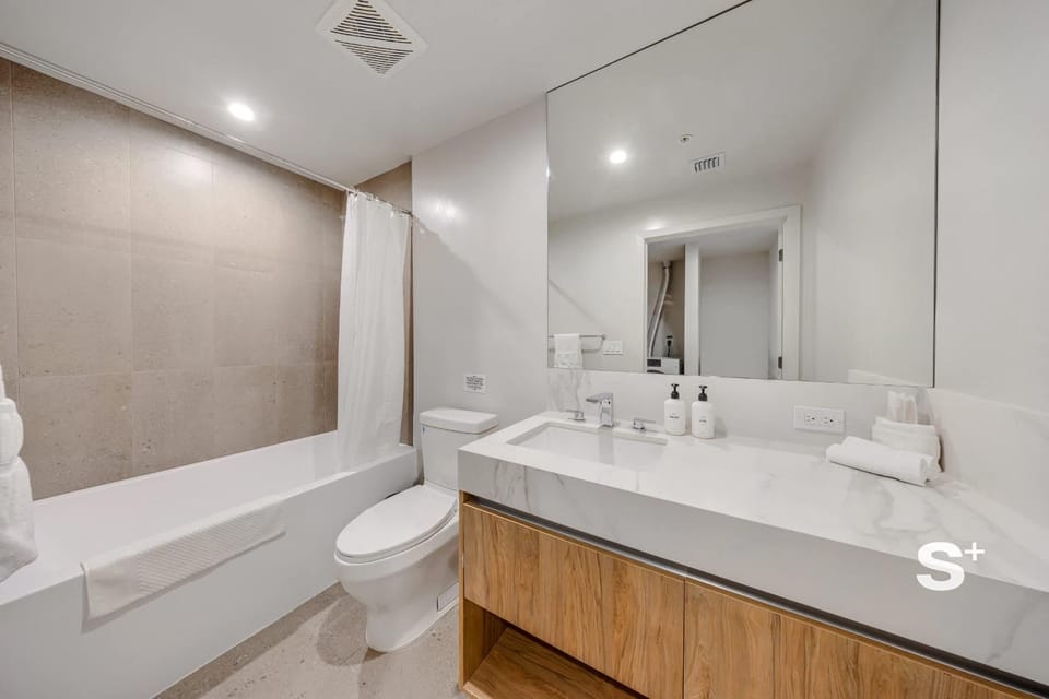 Crosby Sky-High 2BR Suite with Rooftop Pool House in Miami