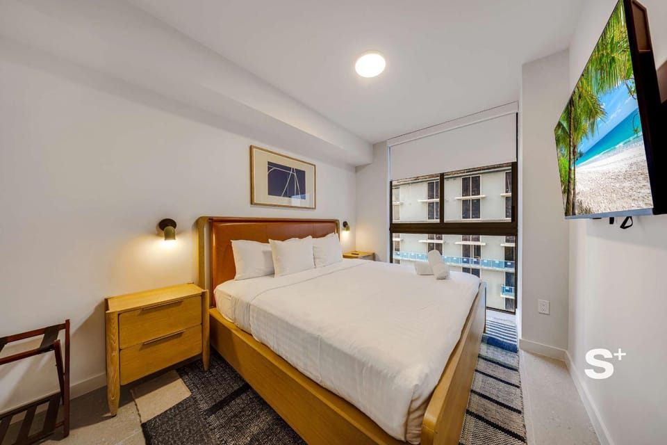 Crosby Sky-High 2BR Suite with Rooftop Pool House in Miami