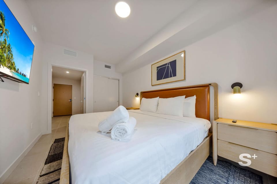 Bed, TV and multimedia, Photo of the whole room, Bedroom, towels, wardrobe