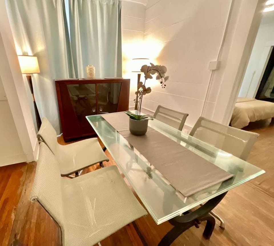 Easy World Cup Access, HUGE 2BR, Walkable to Restaurants and Bars! Apartment in Houston