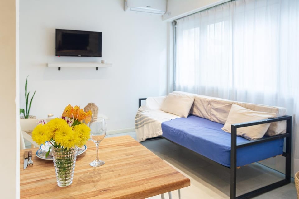 Communal lounge/ TV room, Bed, TV and multimedia, Living room, Photo of the whole room, Seating area, Dining area, Evening entertainment, Bedroom