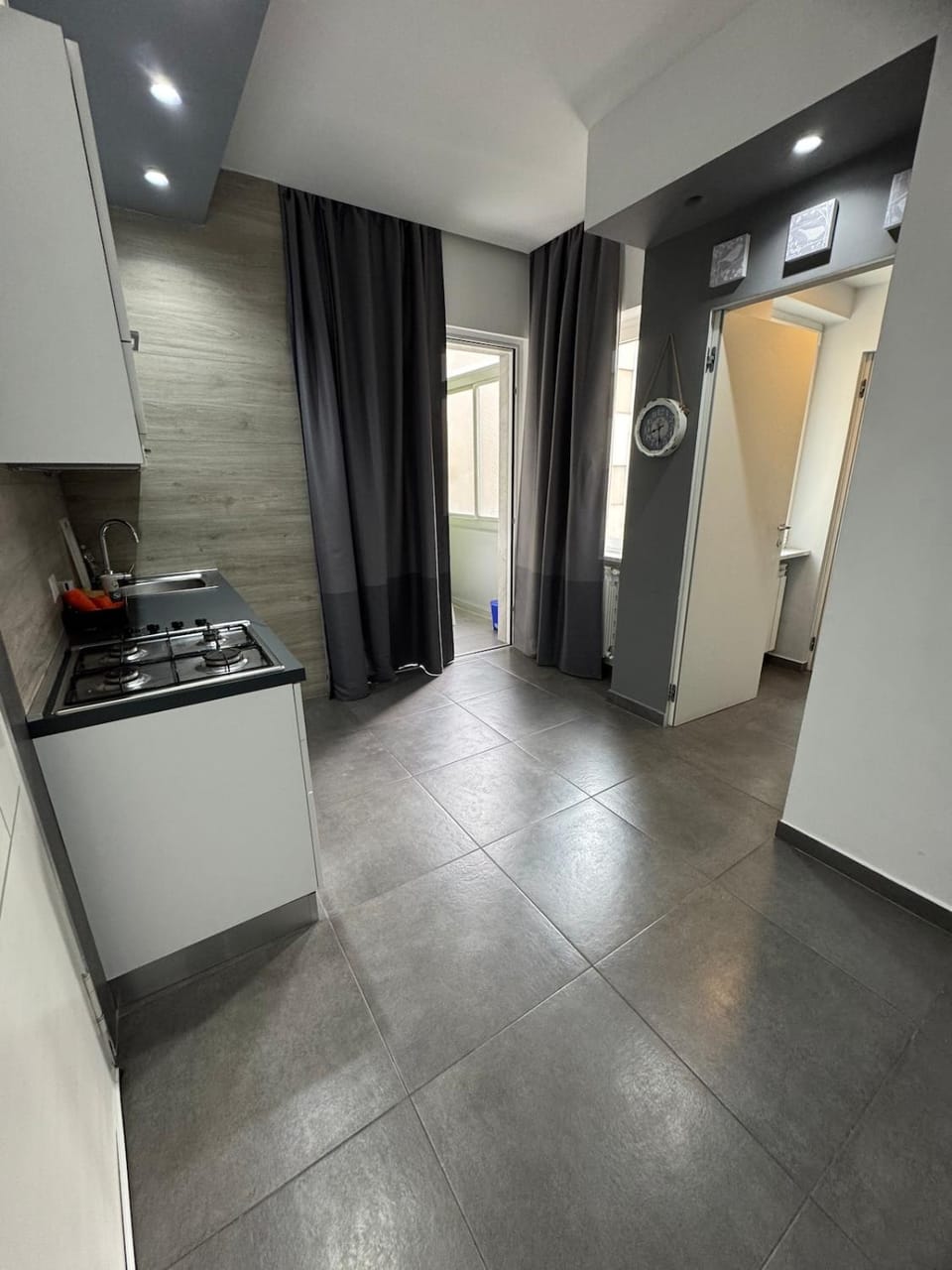 Kitchen or kitchenette, minibar, stove
