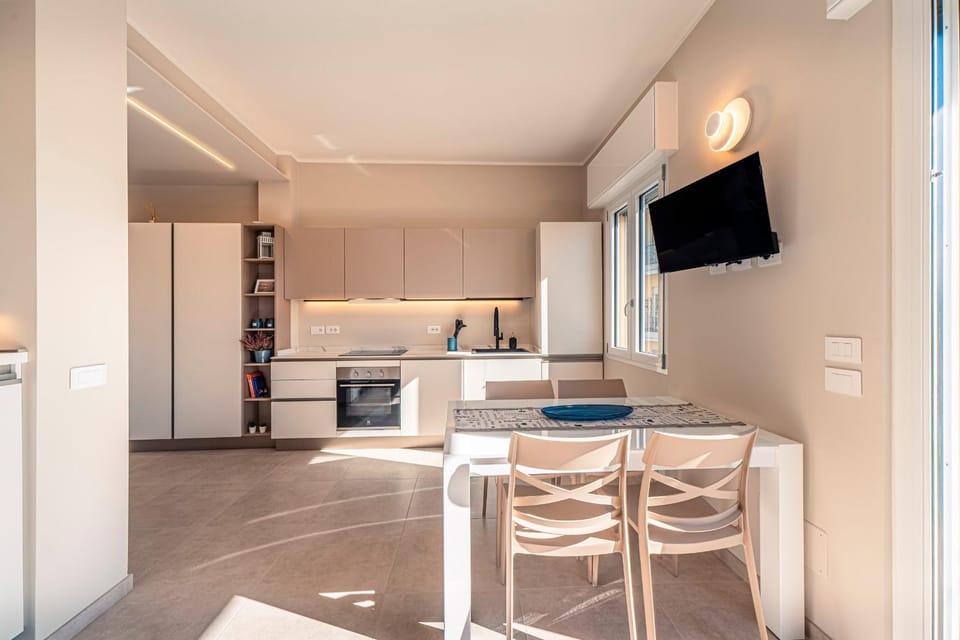 TV and multimedia, Kitchen or kitchenette, Dining area, dishwasher, oven, stove