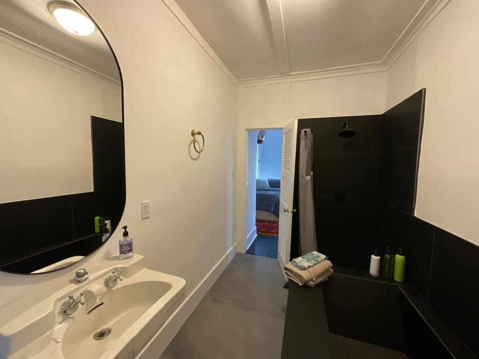 Cozy Escape - Easy World Cup Access, Walk to Restaurants and Bars! Apartment in Houston