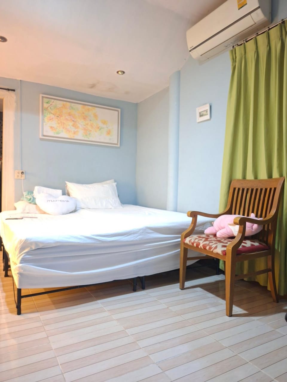 Photo of the whole room, Bedroom
