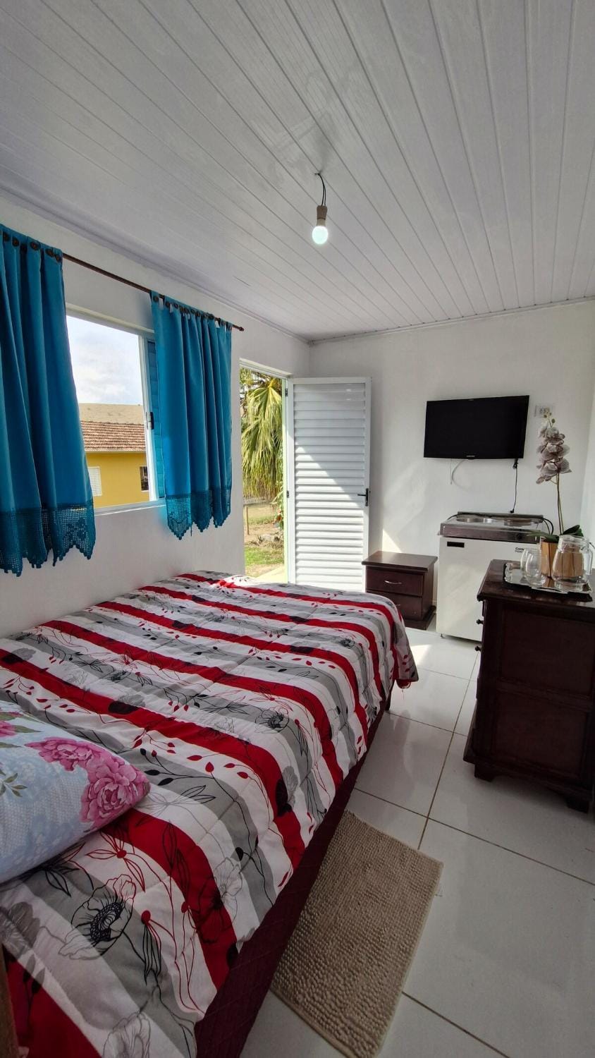 Bed, TV and multimedia, Bedroom