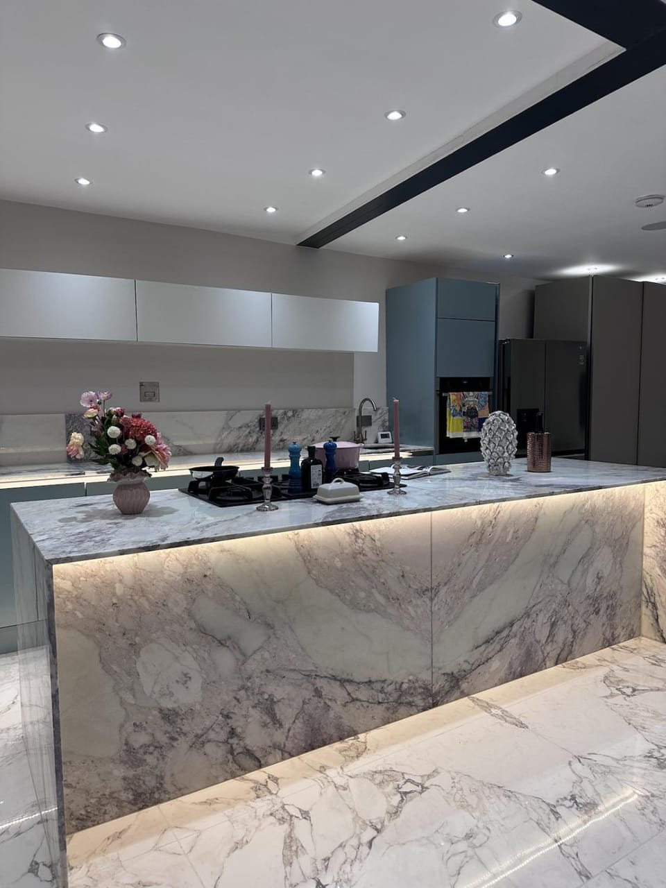 Unique 3600 sq ft Luxury 4-Bed Richmond Hill Home Apartment in Richmond