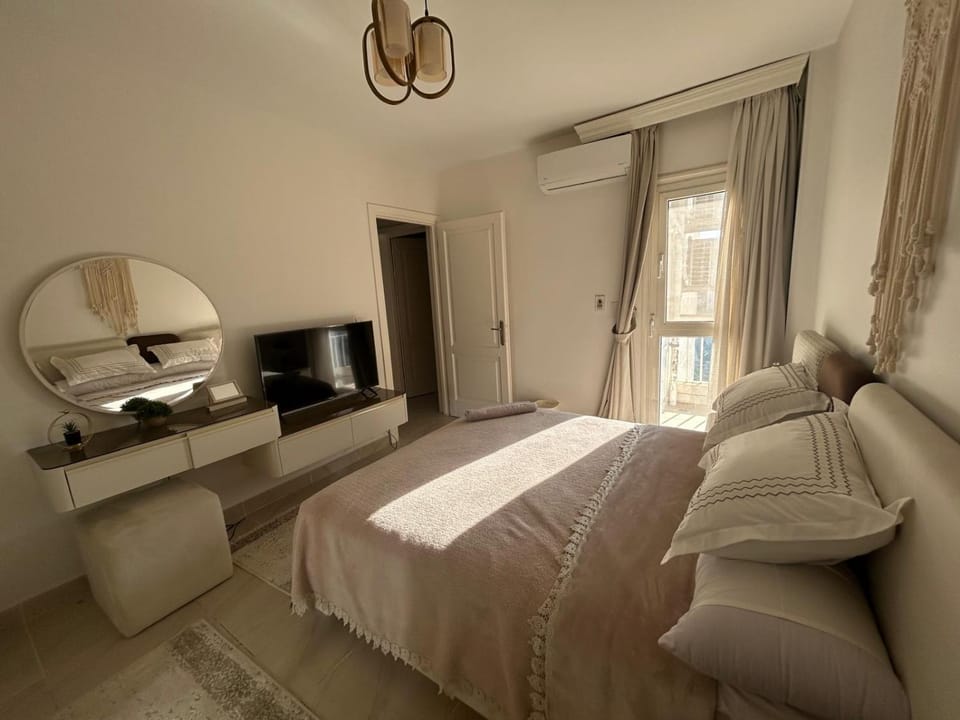 Bed, TV and multimedia, Photo of the whole room, Bedroom
