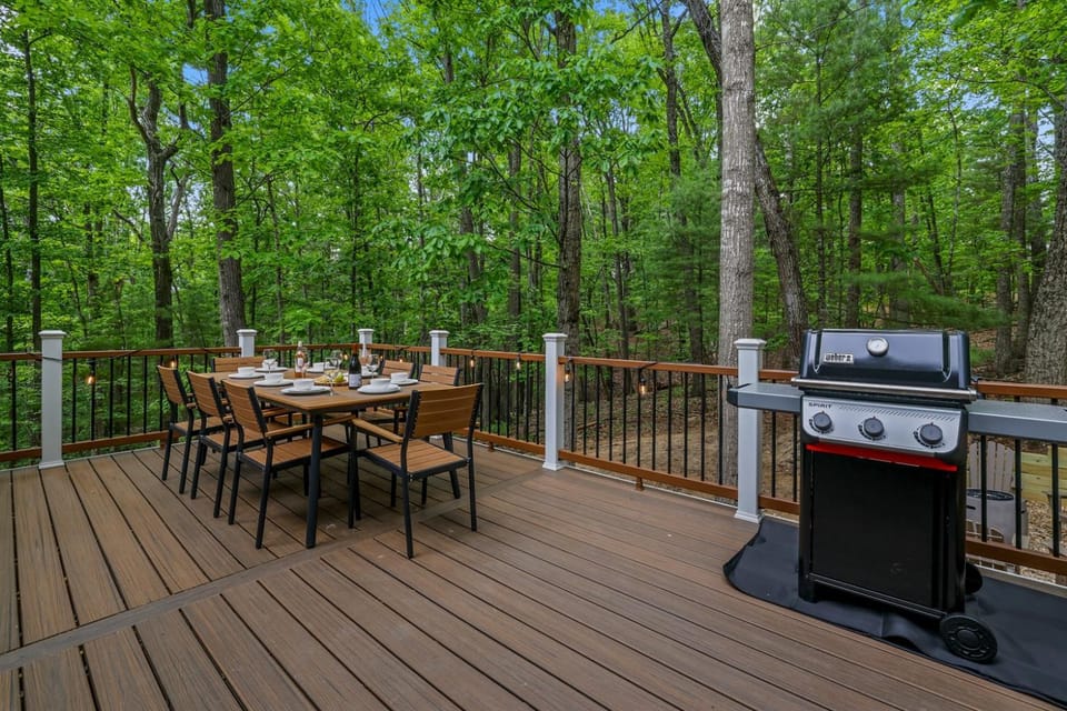 RidgeHaven Retreat Massanutten 4BR Cabin w Fire Pit Games & Outdoor Dining Cabin in Massanutten