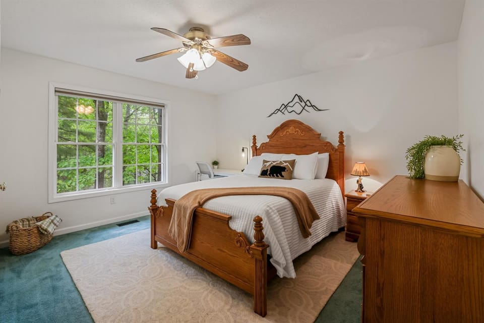 RidgeHaven Retreat Massanutten 4BR Cabin w Fire Pit Games & Outdoor Dining Cabin in Massanutten