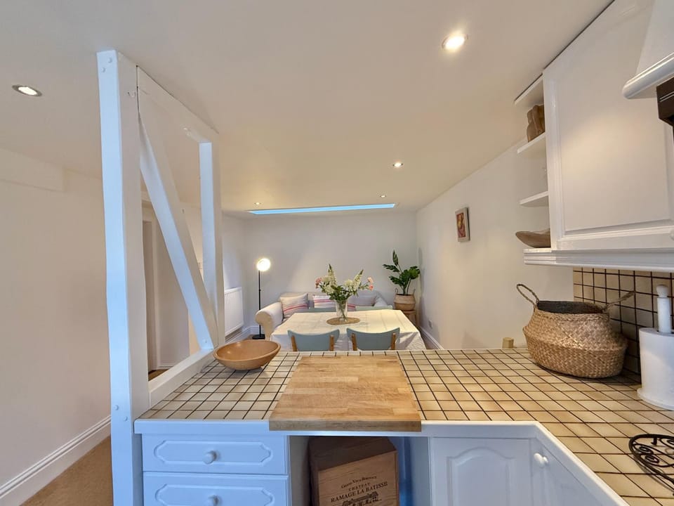 Kitchen or kitchenette, pet friendly, stove