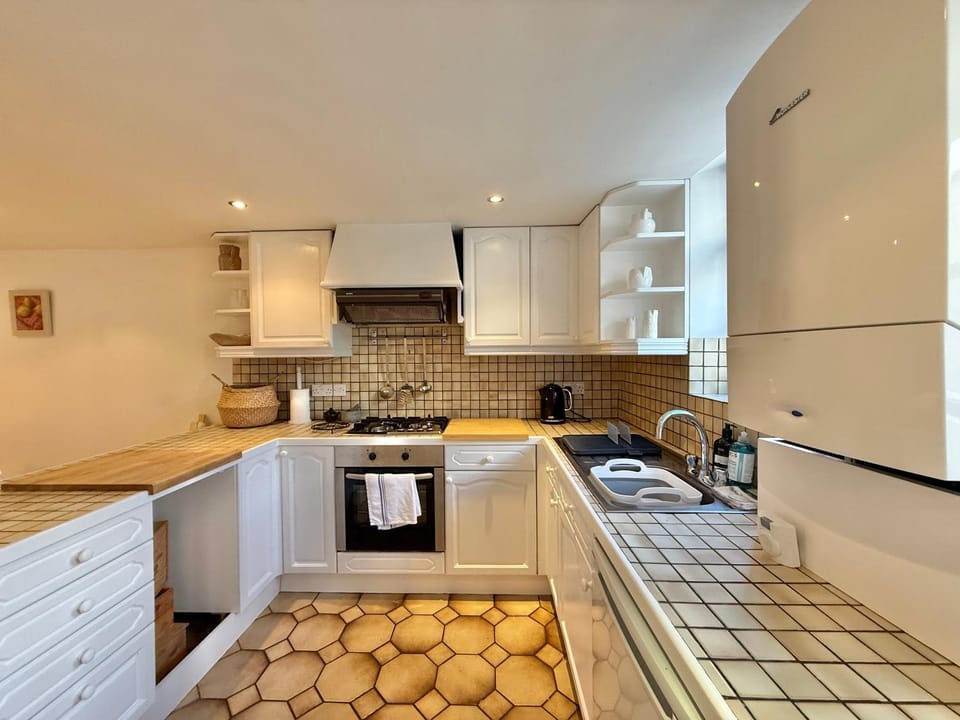 Kitchen or kitchenette, oven, pet friendly, stove, toaster