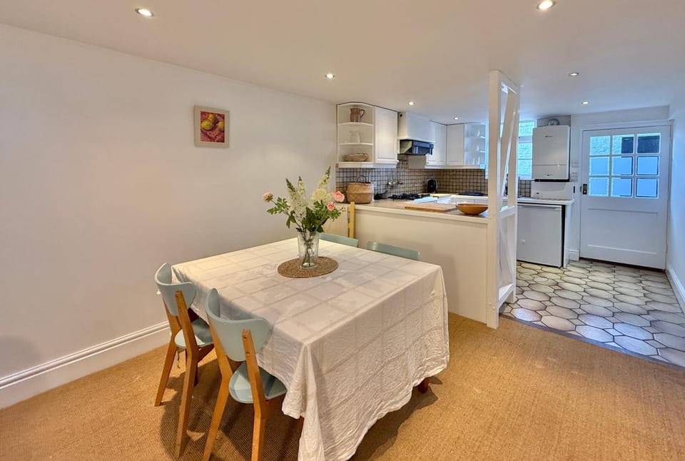 Kitchen or kitchenette, Dining area, oven, pet friendly, stove